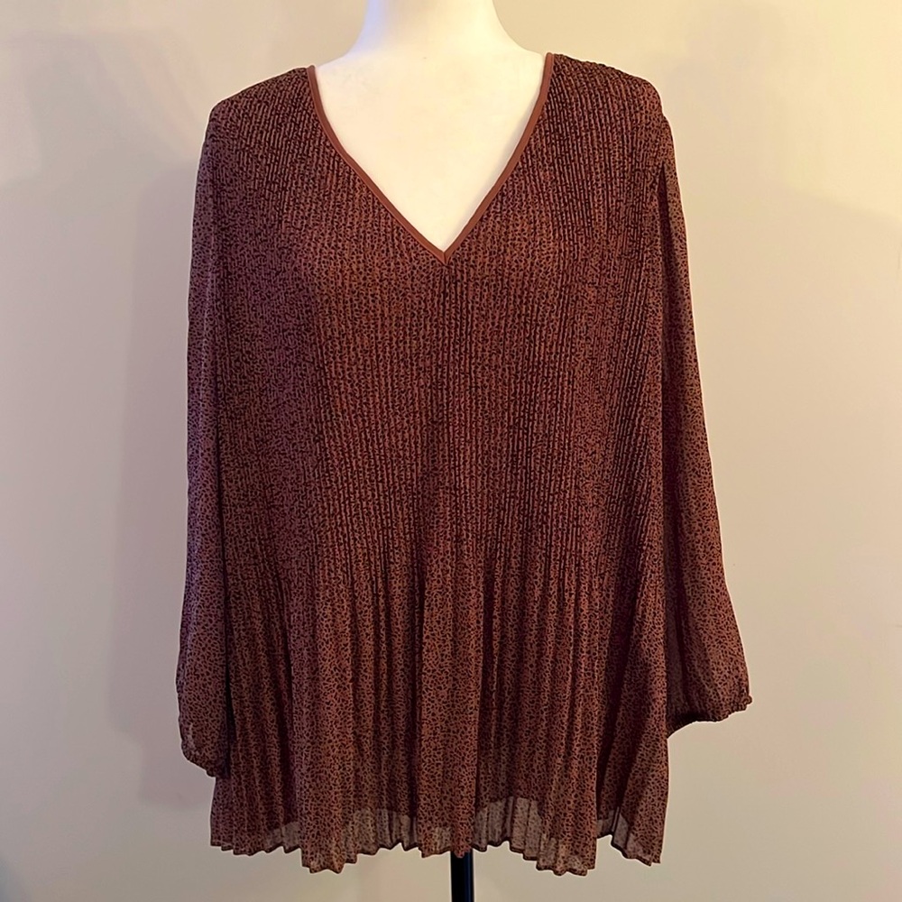 Reitmans Signature 2X ladies slimming V-neck, long sleeve accordion style top